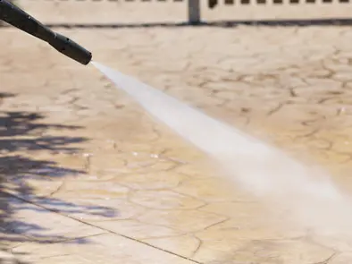 Limpiando el hormigón impreso con agua bajo presión